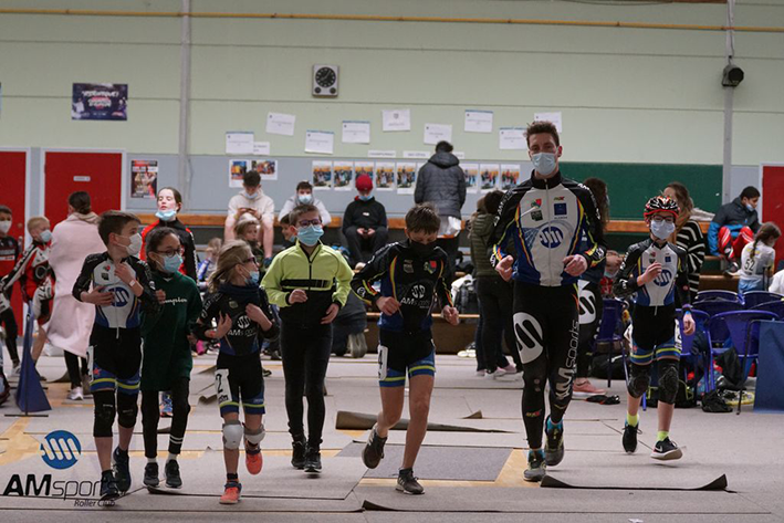Echauffement à pieds des jeunes sous la houlette de l'entraineur Charly Grillon