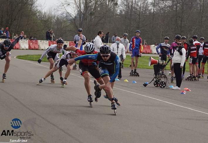 Patineur en tête sur le tournoi de vitesse de la Coupe de France de Château-Gontier