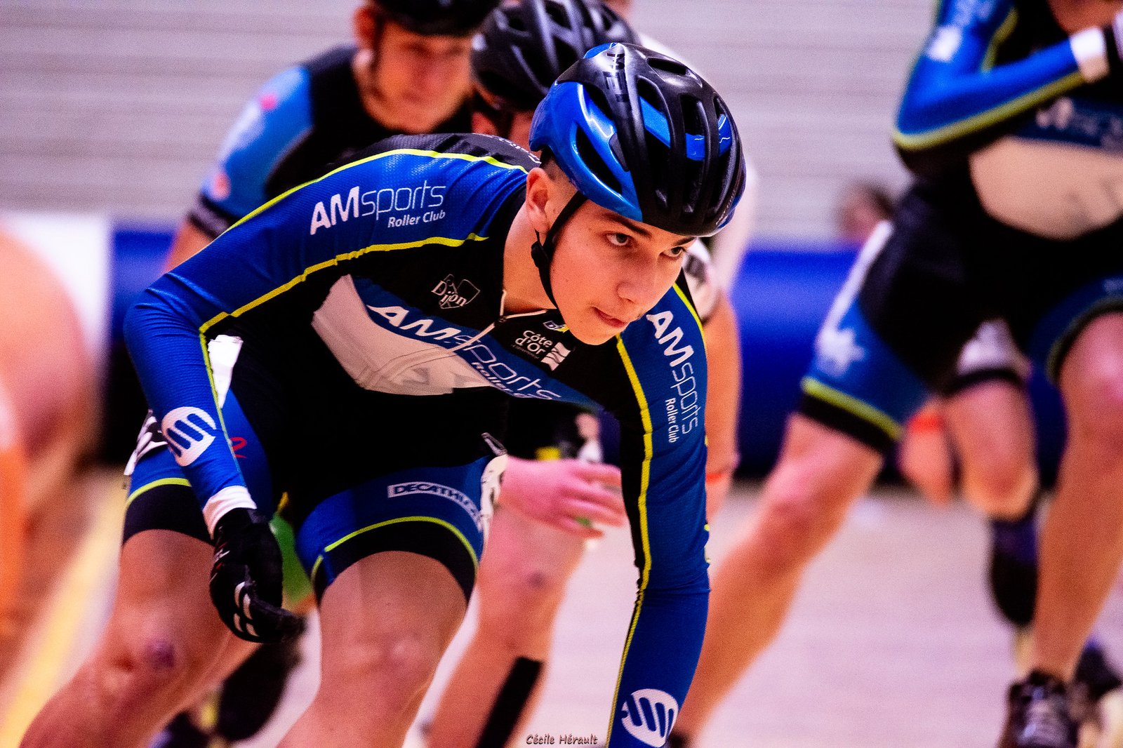 Patineur concentré sur son virage