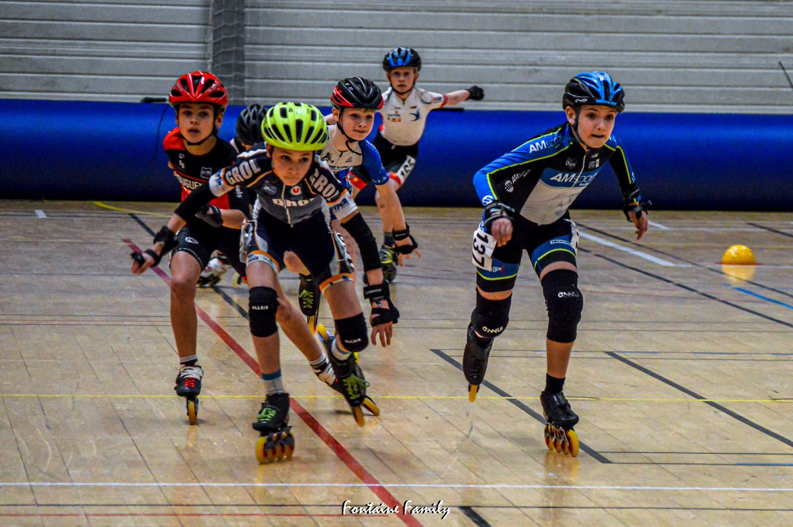 groupe de patineur essayant de se dépasser les uns les autres