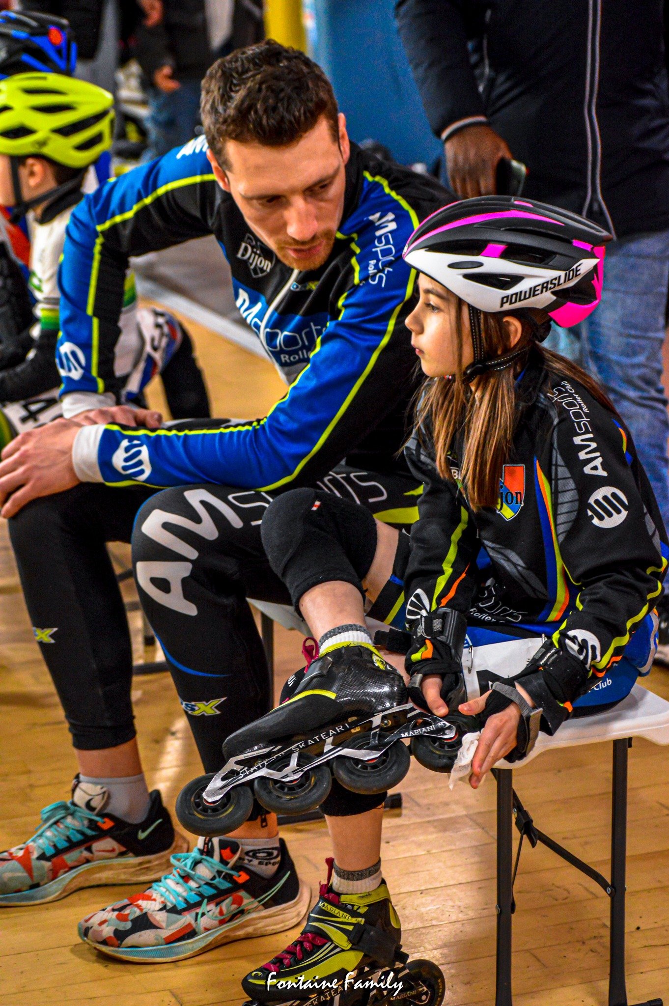 Entraîneur qui parle à une patineuse